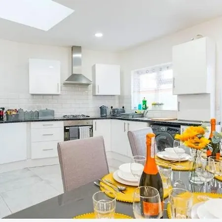 Contractor Haven, 6 Bed House, Sleeps 14 Parking X 2 Wifi Smart Tv Central Location